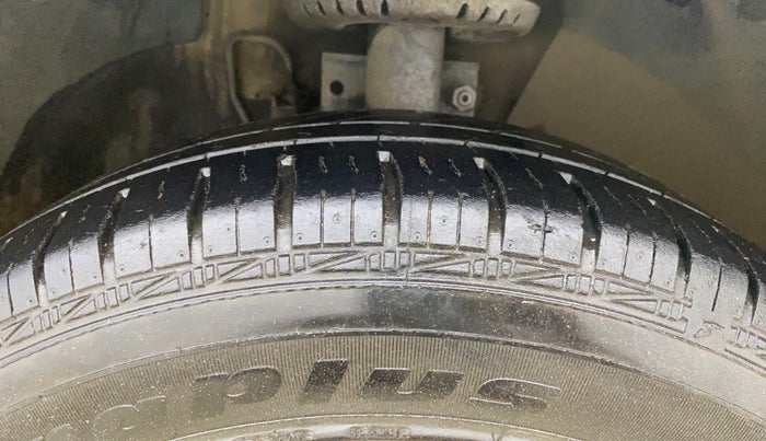 2012 Volkswagen Polo TRENDLINE 1.2L PETROL, Petrol, Manual, 1,00,825 km, Right Front Tyre Tread