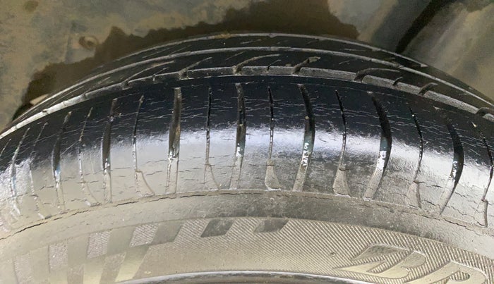 2012 Volkswagen Polo TRENDLINE 1.2L PETROL, Petrol, Manual, 1,00,825 km, Left Rear Tyre Tread