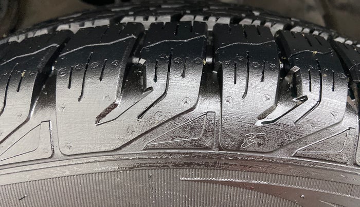 2012 Toyota Fortuner 3.0 AT 4X2, Diesel, Automatic, 1,59,025 km, Left Front Tyre Tread