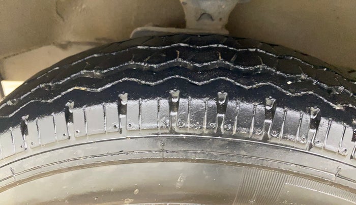 2022 Maruti Eeco 5 STR AC CNG (O), CNG, Manual, 42,135 km, Left Front Tyre Tread