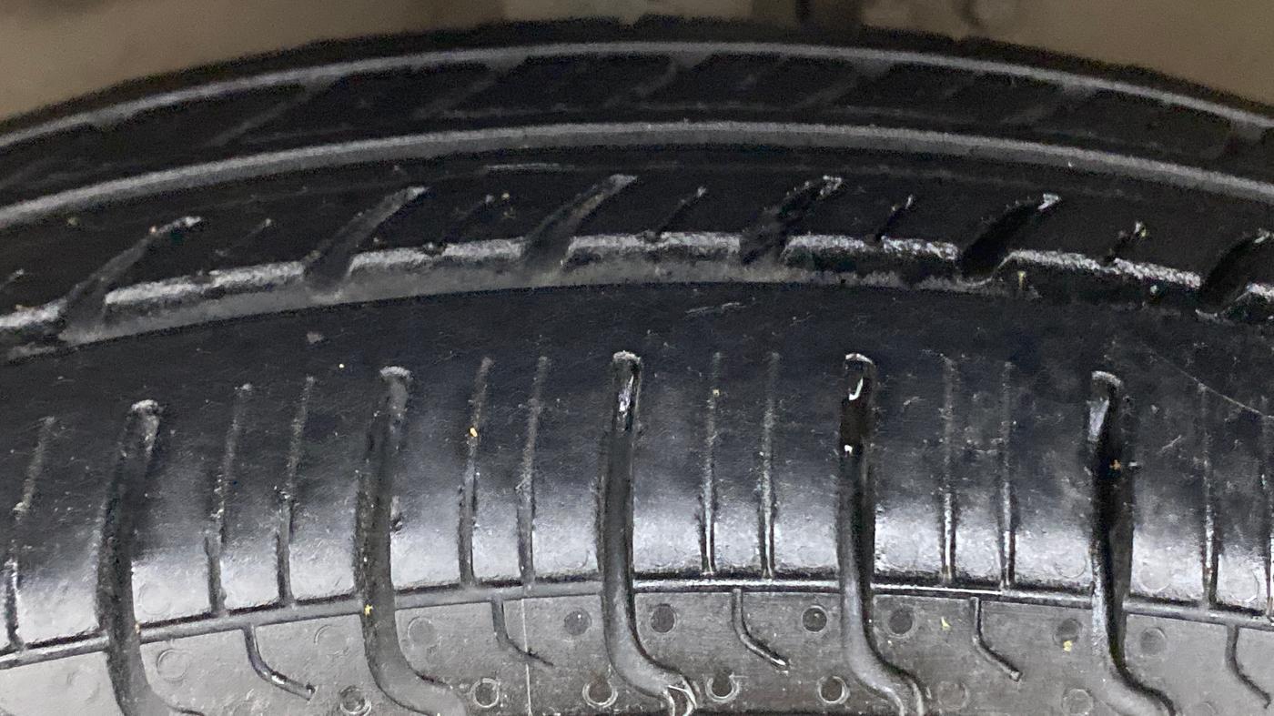 2013 Maruti Wagon R 1.0 LXI CNG, CNG, Manual, 71,367 km, Left Front Tyre Tread