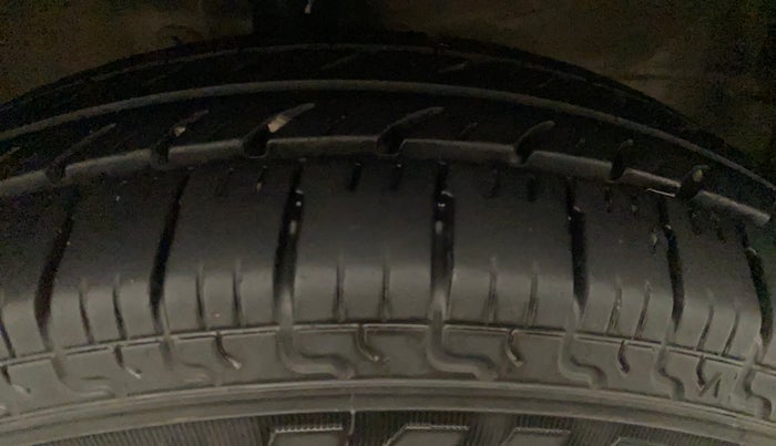 2012 Maruti Wagon R 1.0 LXI, Petrol, Manual, 75,506 km, Right Front Tyre Tread