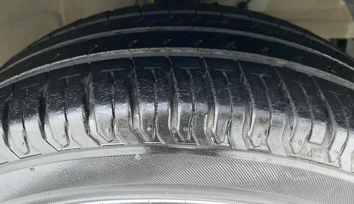 2020 Maruti Ertiga VXI AT SHVS, Petrol, Automatic, 13,077 km, Right Front Tyre Tread