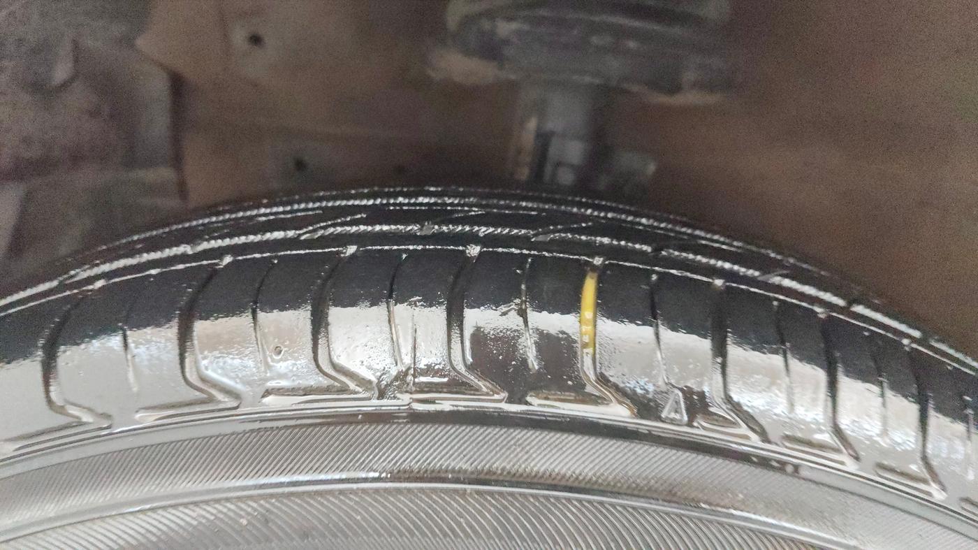 2016 Maruti Swift VXI, Petrol, Manual, 86,628 km, Left Front Tyre Tread