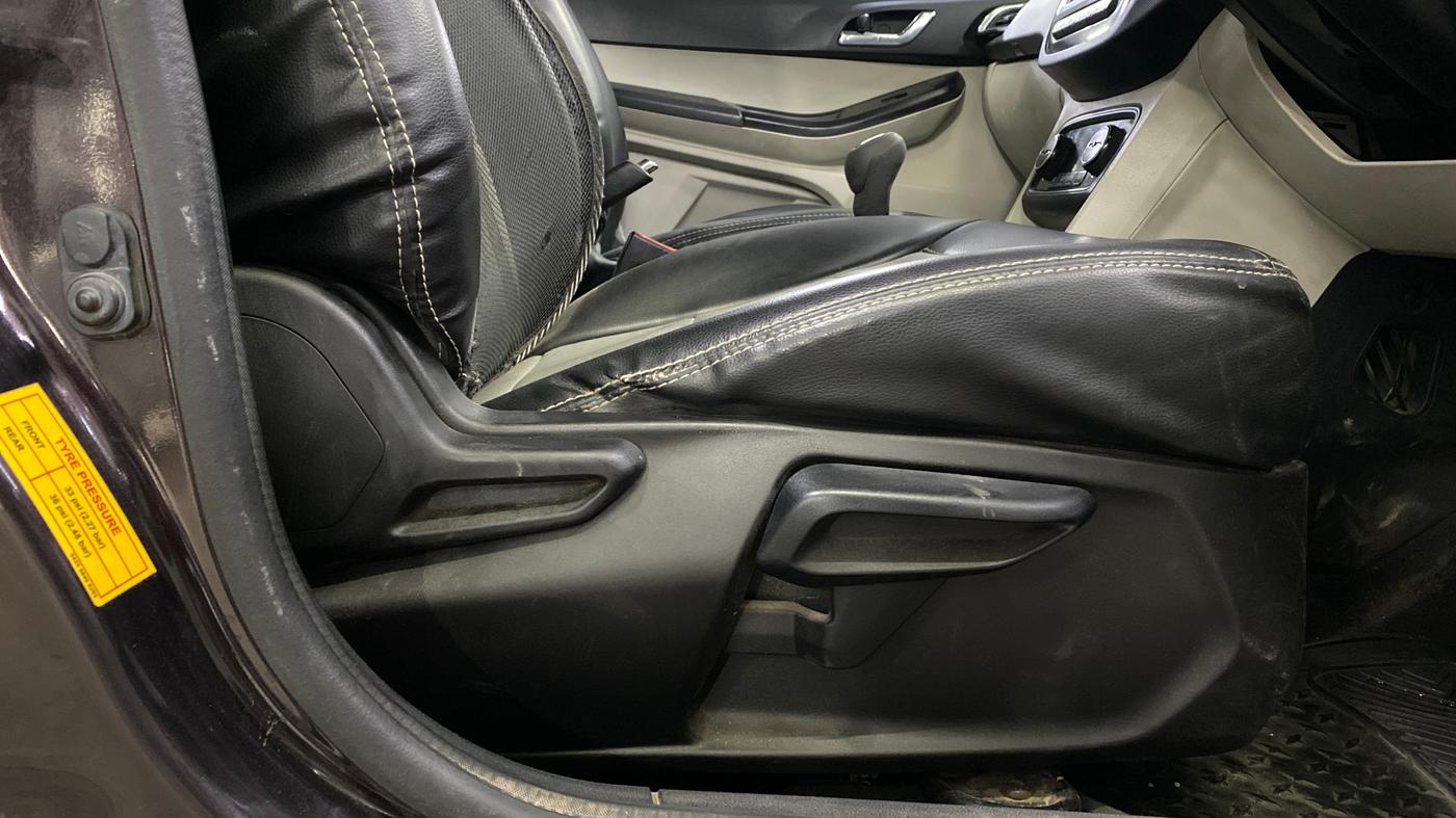 2022 Tata Tiago XZ PLUS CNG, CNG, Manual, 1,14,967 km, Driver Side Adjustment Panel