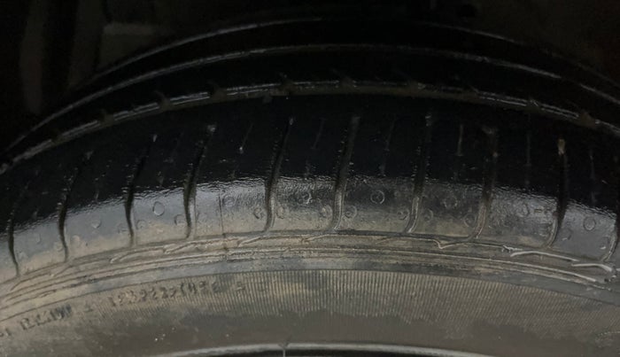 2019 Maruti Ciaz SIGMA 1.5 SHVS MT  PETROL, Petrol, Manual, 33,165 km, Left Front Tyre Tread