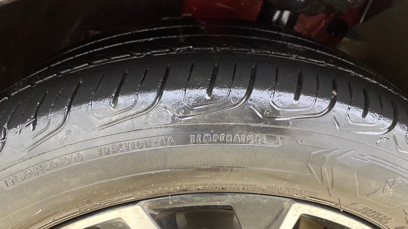 2022 Skoda KUSHAQ MONTE CARLO 1.0L TSI AT, Petrol, Automatic, 40,157 km, Left Front Tyre Tread