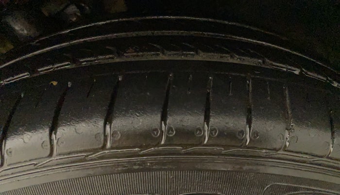 2016 Volkswagen Vento HIGHLINE PETROL AT, Petrol, Automatic, 85,189 km, Left Rear Tyre Tread