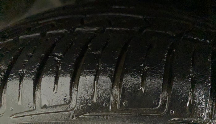 2010 Toyota Corolla Altis G PETROL, Petrol, Manual, 73,233 km, Right Rear Tyre Tread