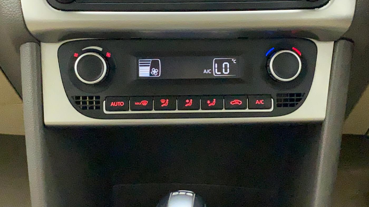 2016 Volkswagen Vento HIGHLINE PETROL AT, Petrol, Automatic, 61,590 km, Automatic Climate Control