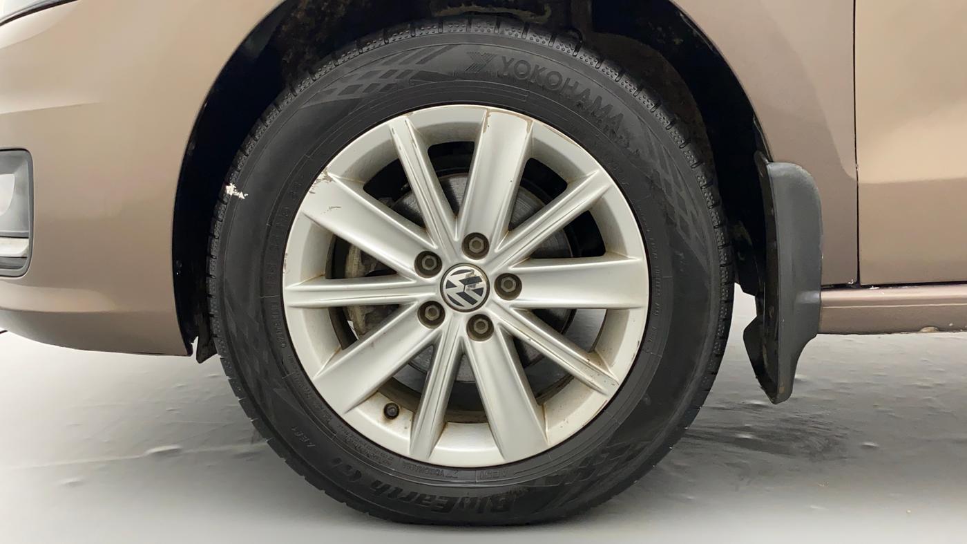 2016 Volkswagen Vento HIGHLINE PETROL AT, Petrol, Automatic, 61,590 km, Left Front Wheel