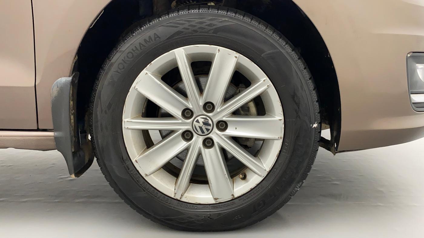 2016 Volkswagen Vento HIGHLINE PETROL AT, Petrol, Automatic, 61,590 km, Right Front Wheel