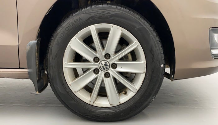 2016 Volkswagen Vento HIGHLINE PETROL AT, Petrol, Automatic, 61,590 km, Right Front Wheel
