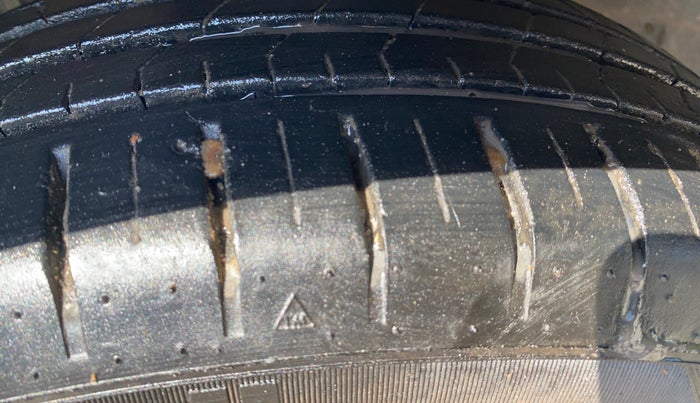 2018 Maruti Ciaz ALPHA  AT 1.5 SHVS PETROL, Petrol, Automatic, 55,077 km, Left Front Tyre Tread