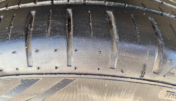 2018 Maruti Ciaz ALPHA  AT 1.5 SHVS PETROL, Petrol, Automatic, 55,077 km, Right Front Tyre Tread