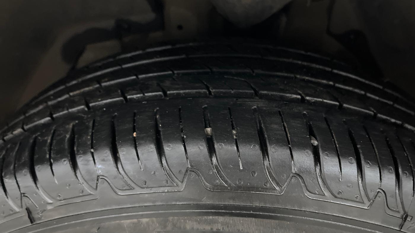 2014 Mahindra XUV500 W6, Diesel, Manual, 7,002 km, Left Front Tyre Tread