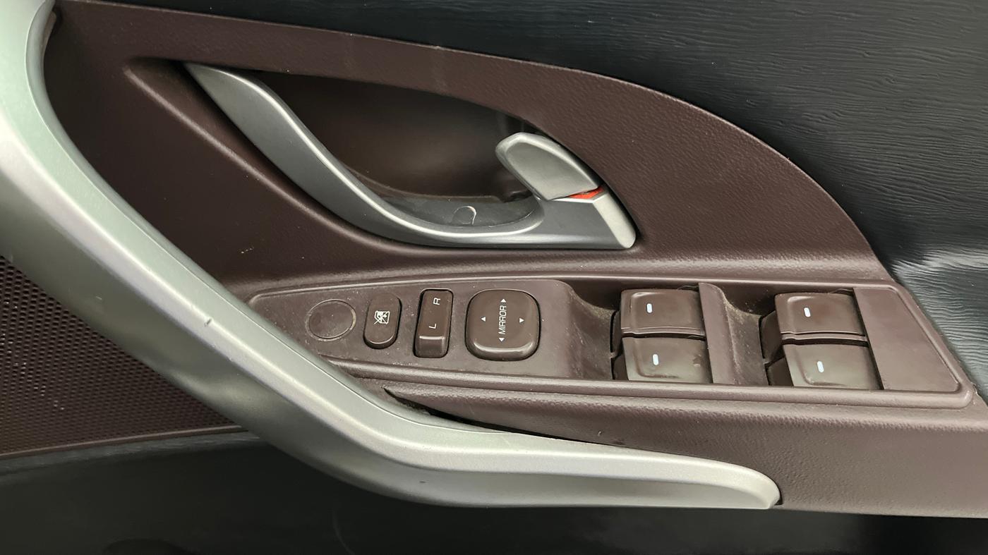 2014 Mahindra XUV500 W6, Diesel, Manual, 7,002 km, Driver Side Door Panels Control