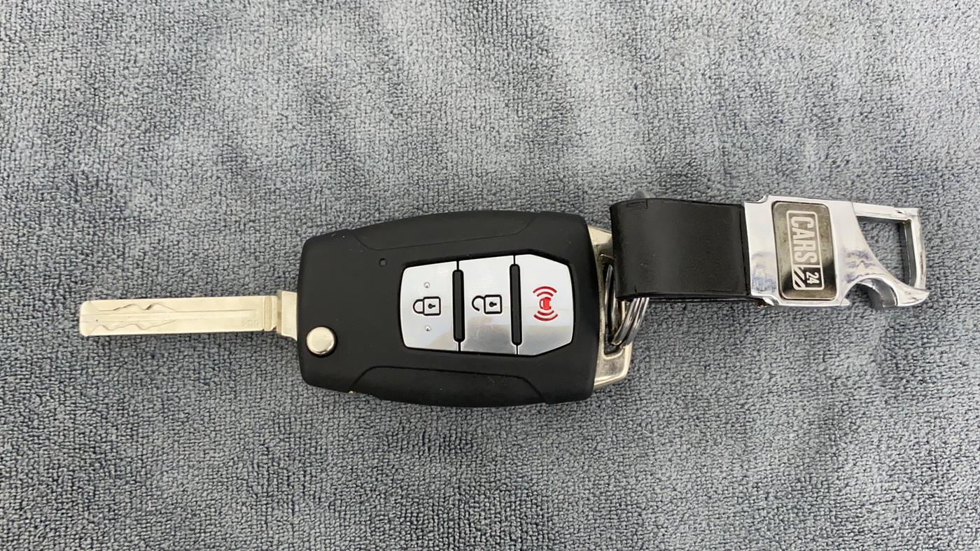 2020 Mahindra XUV300 W8 1.2 PETROL, Petrol, Manual, 16,285 km, Key Close Up