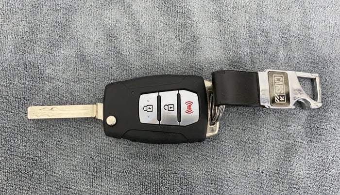 2020 Mahindra XUV300 W8 1.2 PETROL, Petrol, Manual, 16,285 km, Key Close Up