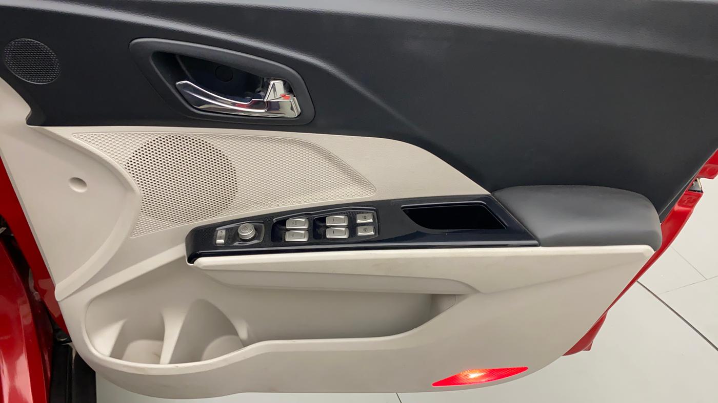 2020 Mahindra XUV300 W8 1.2 PETROL, Petrol, Manual, 16,285 km, Driver Side Door Panels Control