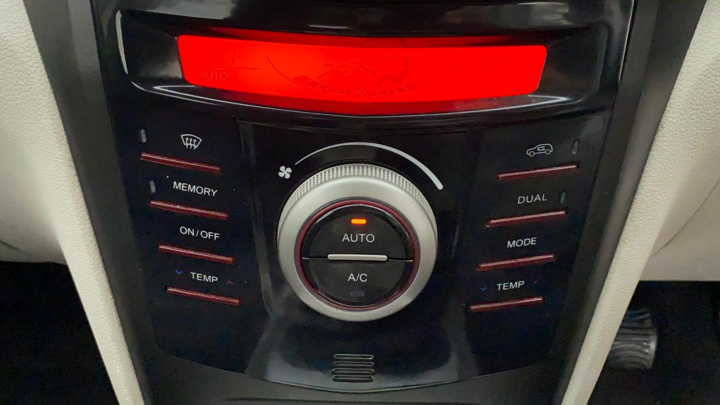 2020 Mahindra XUV300 W8 1.2 PETROL, Petrol, Manual, 16,285 km, Automatic Climate Control