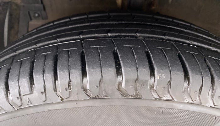2013 Maruti Ertiga VXI, Petrol, Manual, 93,852 km, Left Front Tyre Tread