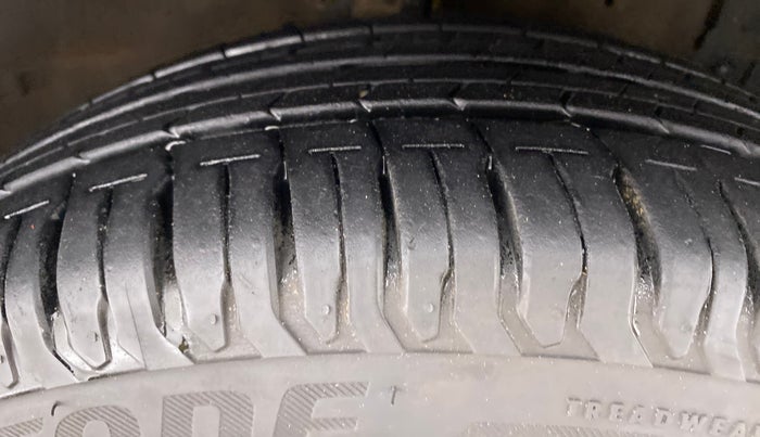 2013 Maruti Ertiga VXI, Petrol, Manual, 93,852 km, Right Front Tyre Tread