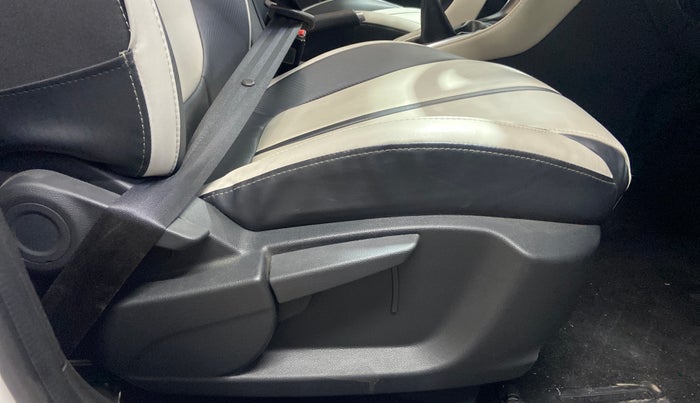 2024 MG ASTOR Sprint 1.5 MT (Ivory), Petrol, Manual, 7,166 km, Driver Side Adjustment Panel