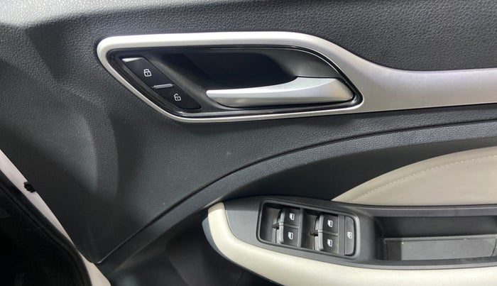 2024 MG ASTOR Sprint 1.5 MT (Ivory), Petrol, Manual, 7,166 km, Driver Side Door Panels Control