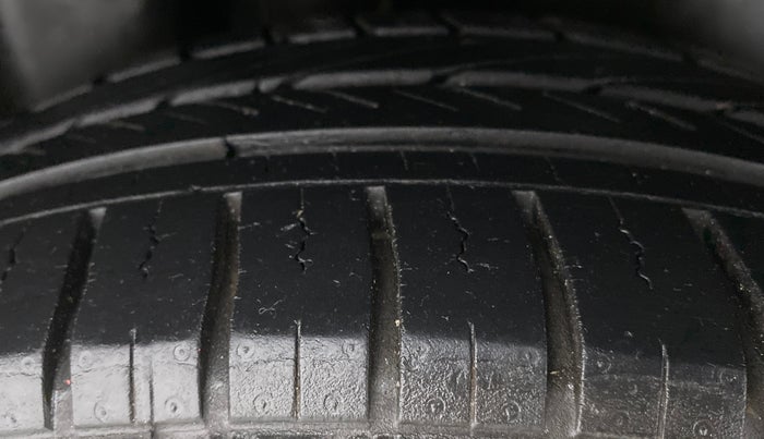 2015 Volkswagen Polo HIGHLINE1.2L PETROL, Petrol, Manual, 28,407 km, Right Rear Tyre Tread