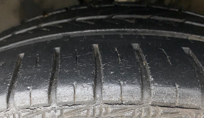2015 Volkswagen Polo HIGHLINE1.2L PETROL, Petrol, Manual, 28,407 km, Left Front Tyre Tread