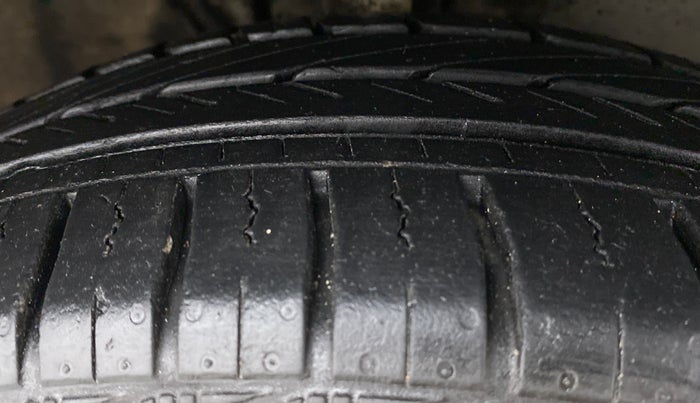 2015 Volkswagen Polo HIGHLINE1.2L PETROL, Petrol, Manual, 28,407 km, Right Front Tyre Tread