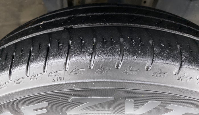 2020 Renault TRIBER 1.0 RXL PETROL, Petrol, Manual, 29,789 km, Right Front Tyre Tread