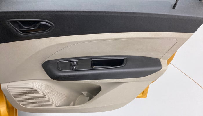 2020 Renault TRIBER 1.0 RXL PETROL, Petrol, Manual, 29,789 km, Driver Side Door Panels Control