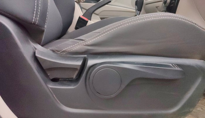 2019 Mahindra XUV300 W8 1.5 DIESEL AMT, Diesel, Automatic, 84,929 km, Driver Side Adjustment Panel