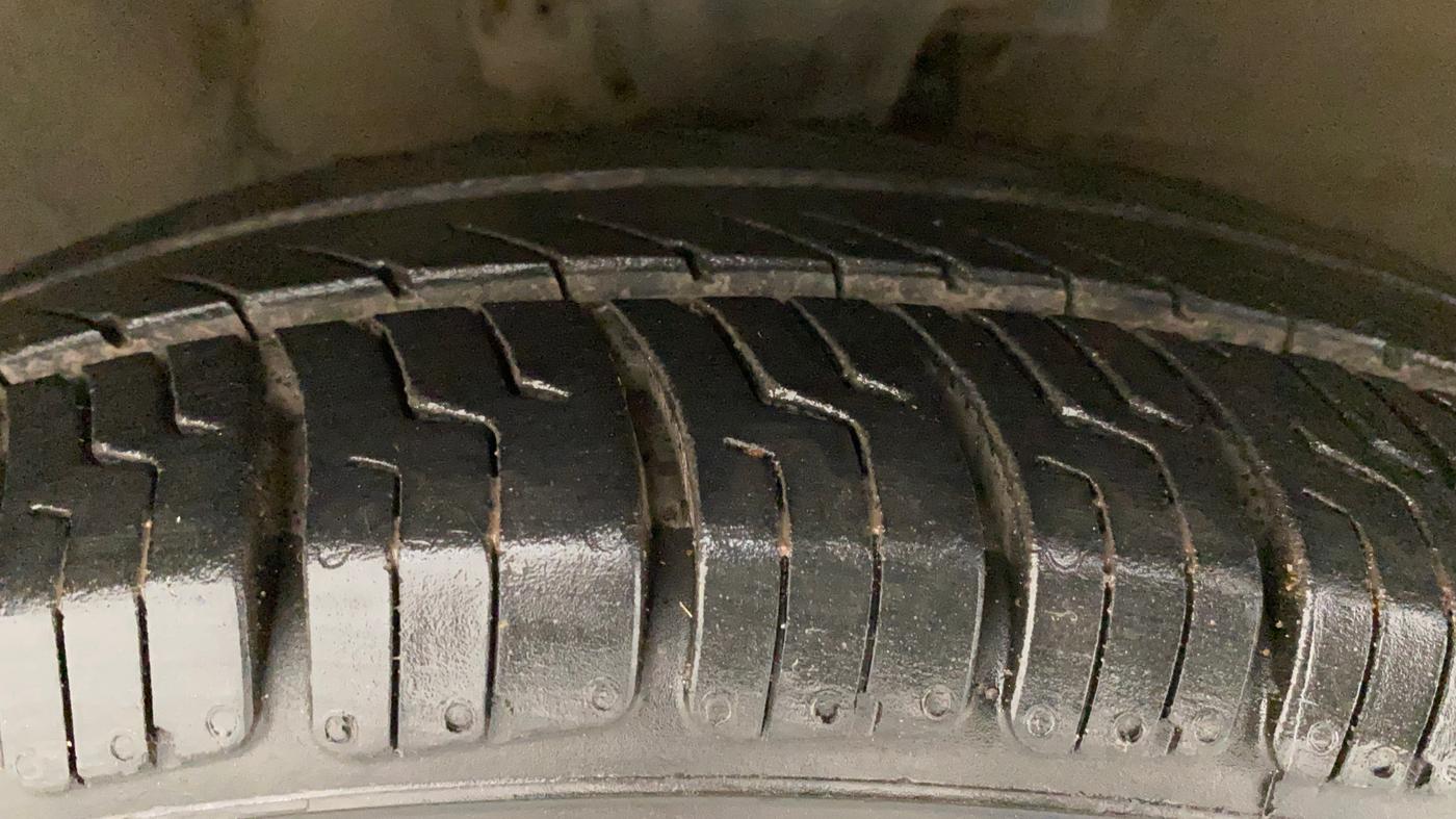 2011 Hyundai i10 MAGNA 1.2, Petrol, Manual, 65,706 km, Right Front Tyre Tread