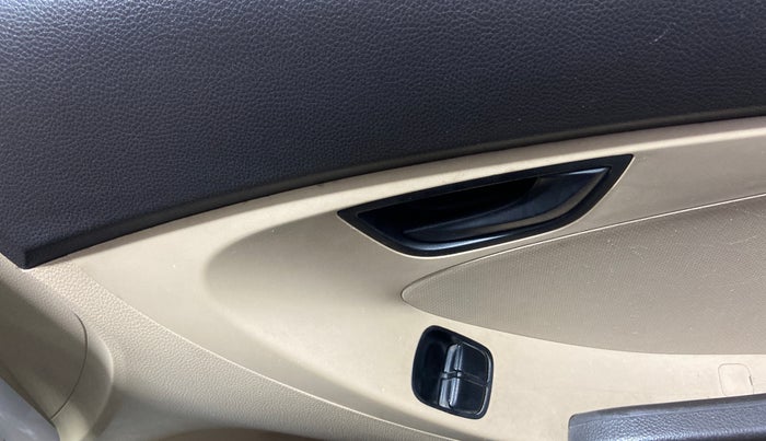 2013 Hyundai Eon ERA +, Petrol, Manual, 59,964 km, Driver Side Door Panels Control