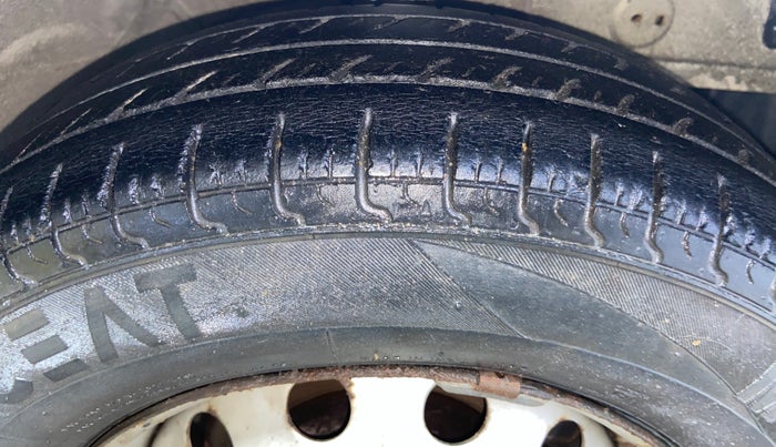 2013 Hyundai Eon ERA +, Petrol, Manual, 59,964 km, Right Front Tyre Tread