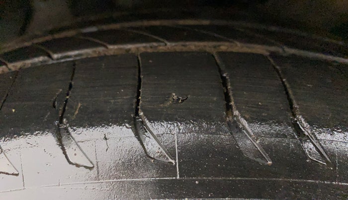 2015 Hyundai New Elantra 1.8 SX AT VTVT, Petrol, Automatic, 1,19,067 km, Left Front Tyre Tread