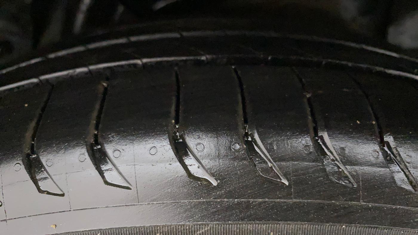 2015 Hyundai New Elantra 1.8 SX AT VTVT, Petrol, Automatic, 1,19,067 km, Left Rear Tyre Tread
