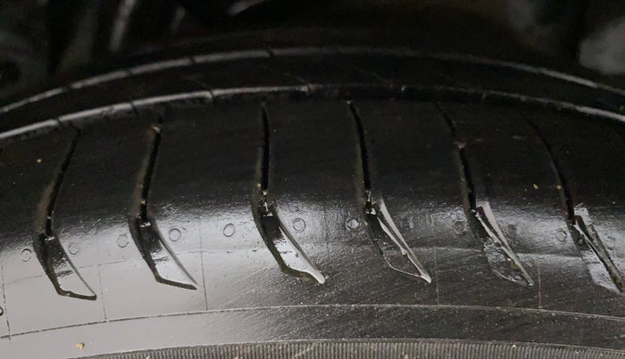 2015 Hyundai New Elantra 1.8 SX AT VTVT, Petrol, Automatic, 1,19,067 km, Left Rear Tyre Tread