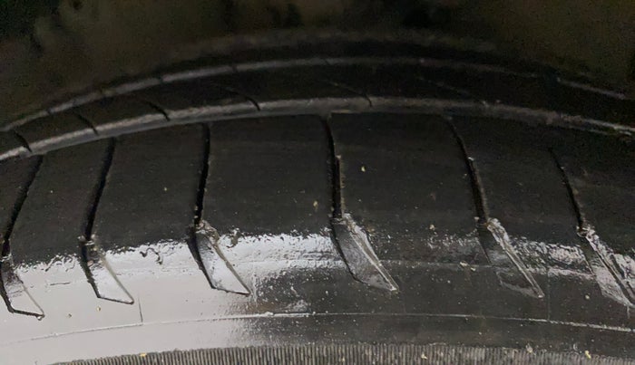 2015 Hyundai New Elantra 1.8 SX AT VTVT, Petrol, Automatic, 1,19,067 km, Right Front Tyre Tread