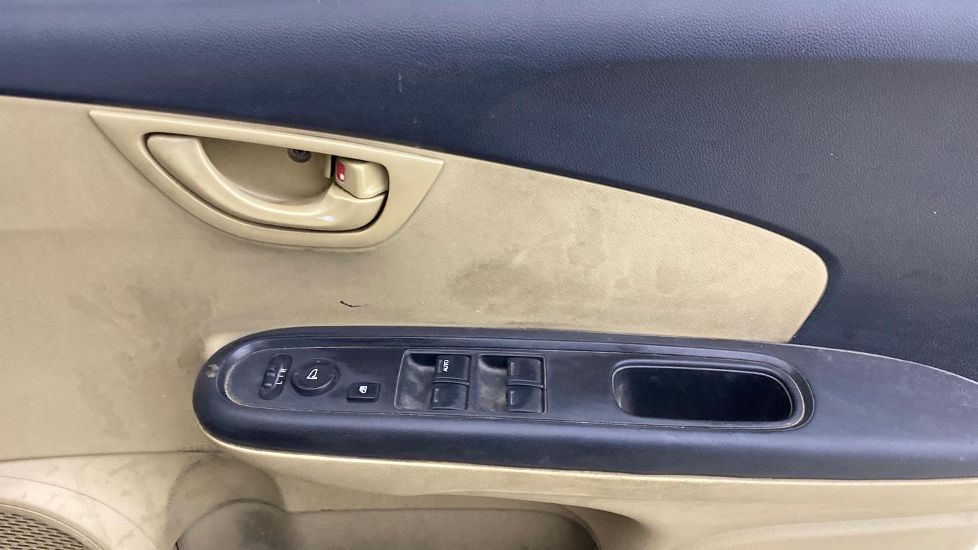 2015 Honda Mobilio 1.5L I-DTEC V, Diesel, Manual, 1,14,912 km, Driver Side Door Panels Control