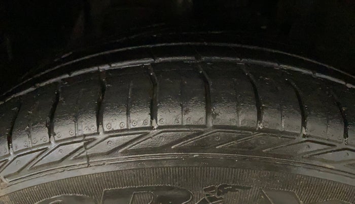 2022 Tata NEXON XZA PLUS PETROL DARK EDITION, CNG, Automatic, 41,875 km, Right Front Tyre Tread