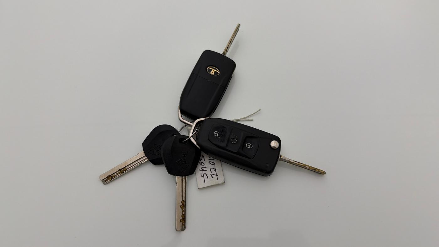 2018 Tata NEXON XT PETROL, Petrol, Manual, 28,953 km, Key Close Up