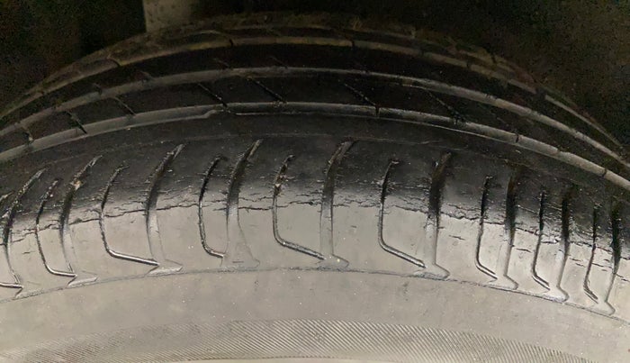 2018 Maruti Vitara Brezza ZDI PLUS AT DUAL TONE, Diesel, Automatic, 1,03,888 km, Right Rear Tyre Tread