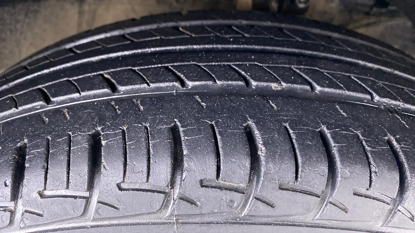 2017 Maruti Baleno DELTA PETROL 1.2, Petrol, Manual, 25,405 km, Right Front Tyre Tread