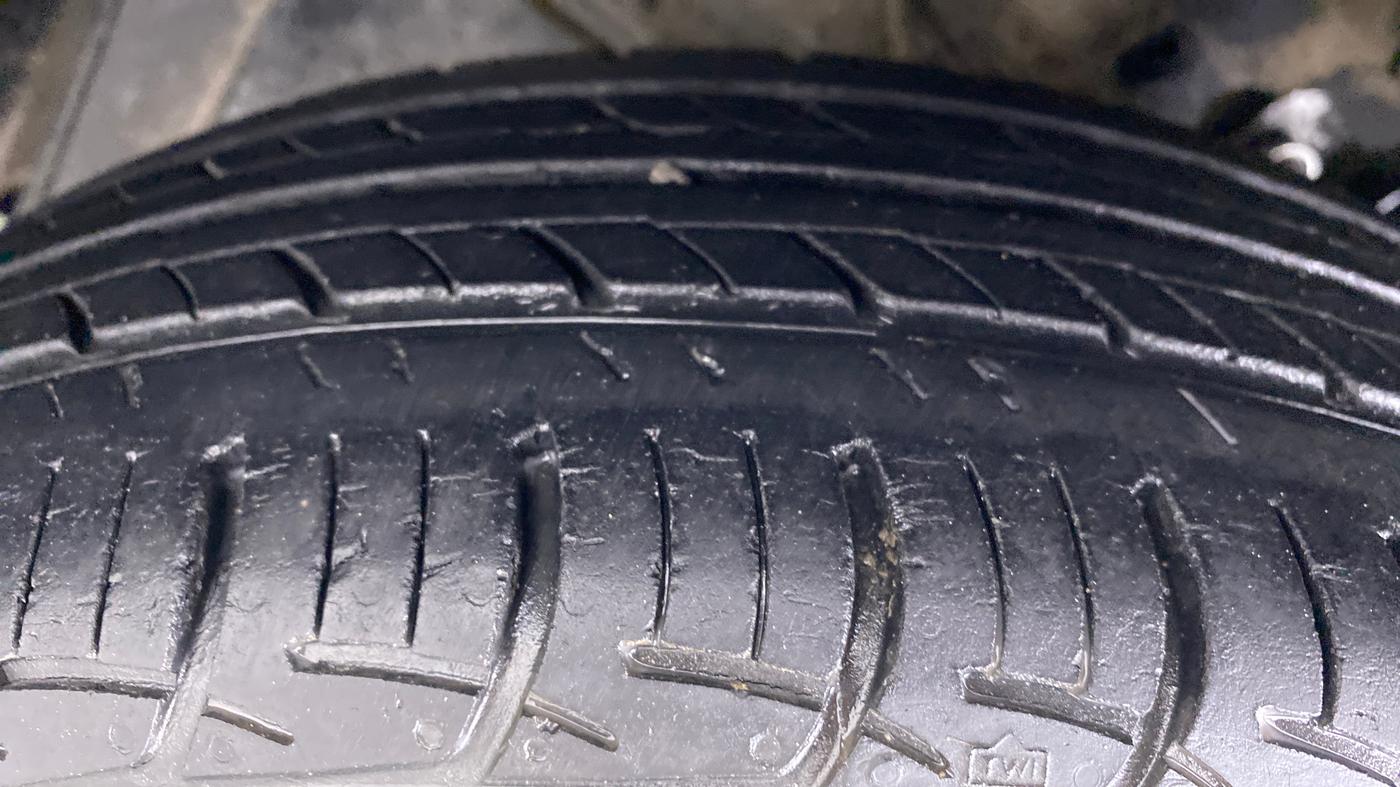 2017 Maruti Baleno DELTA PETROL 1.2, Petrol, Manual, 25,405 km, Left Front Tyre Tread
