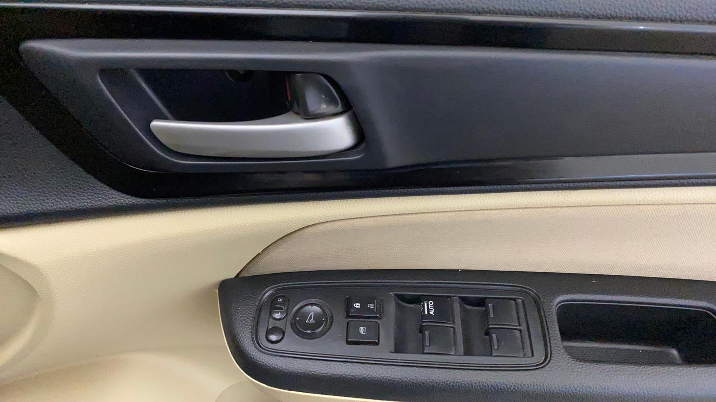 2021 Honda Amaze 1.2L I-VTEC S, CNG, Manual, 39,122 km, Driver Side Door Panels Control