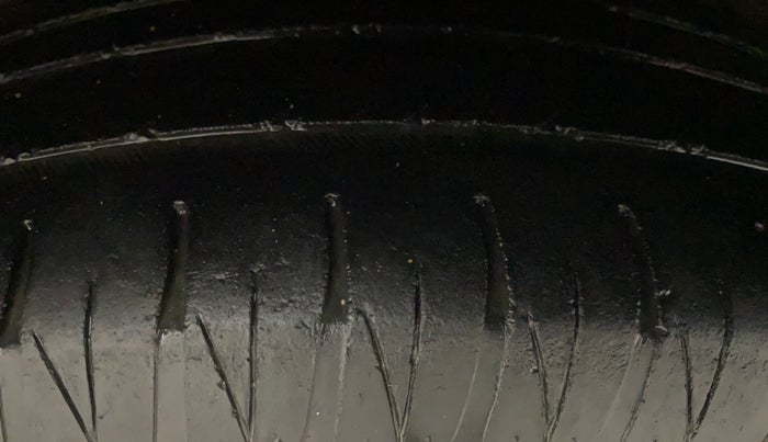 2014 Hyundai Xcent SX AT 1.2 (O), Petrol, Automatic, 1,07,526 km, Right Rear Tyre Tread